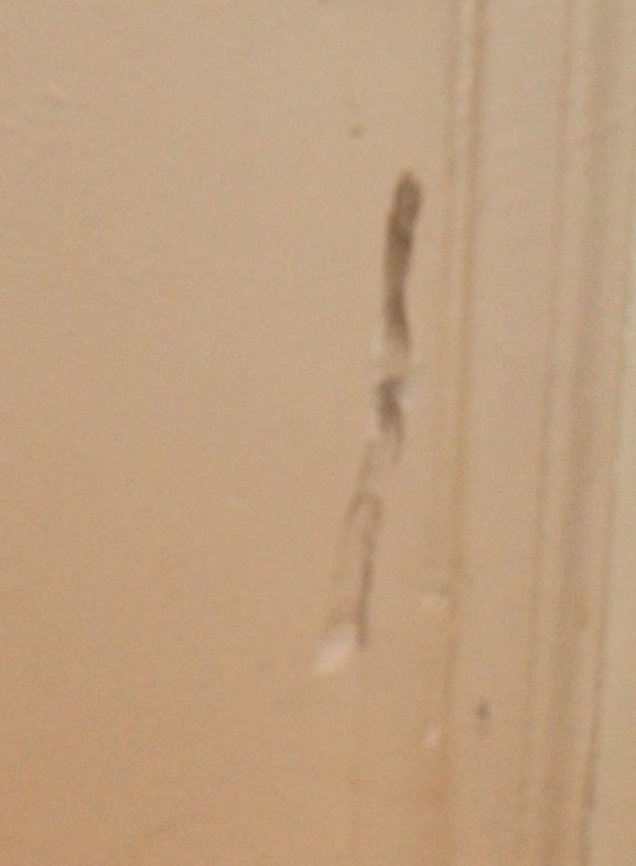 Trace au mur.